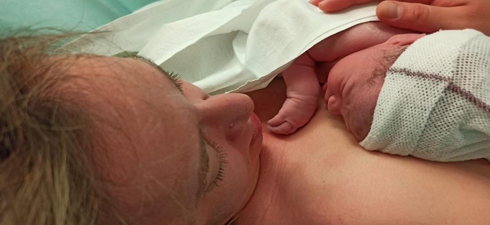“Il neonato posto a contatto con la mamma per trovare calore e conforto”